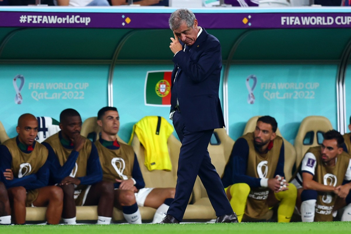 10.12.2022, Katar, Doha: Fu�ball, WM, Marokko - Portugal, Finalrunde, Viertelfinale, Al-Thumama Stadion, Portugals Trainer Fernando Santos an der Seitenlinie mit Portugals Cristiano Ronaldo im Hinterg ...