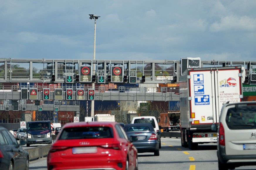 ARCHIV - 27.04.2023, Hamburg: Autos fahren auf der Autobahn A7 in Richtung Norden in den Elbtunnel. Zum Beginn der Osterferien rechnet der ADAC mit mehr Staus auf den Autobahnen. (zu dpa: