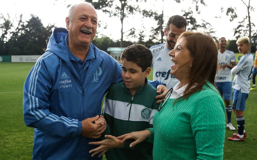 Treino do Palmeiras SAO PAULO, SP - 14.09.2018: TREINO DO PALMEIRAS - The coach Felipao / Felipe Scolari (E), SE Palmeiras, receives the boy Nicholas and his mother Silvia Grecco (D), during training, ...