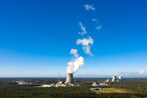 ARCHIV - 18.10.2022, Niedersachsen, Lingen: Das Kernkraftwerk Emsland (Luftaufnahme mit einer Drohne). (zu dpa: �Atom-L�nder kommen in Br�ssel zu Gipfeltreffen zusammen�) Foto: Sina Schuldt/dpa +++ dp ...