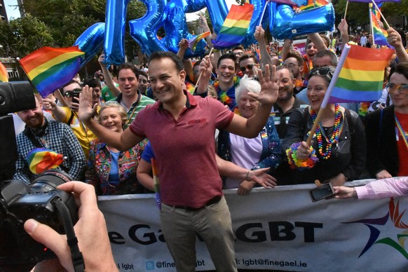 Bilder des Tages Prime Minister Leo Varadker takes part in Dublin Pride Leo Varadkar Taoiseach (Irish Prime Minster) takes part in this years pride parade. He is Ireland s first openly gay leader of t ...