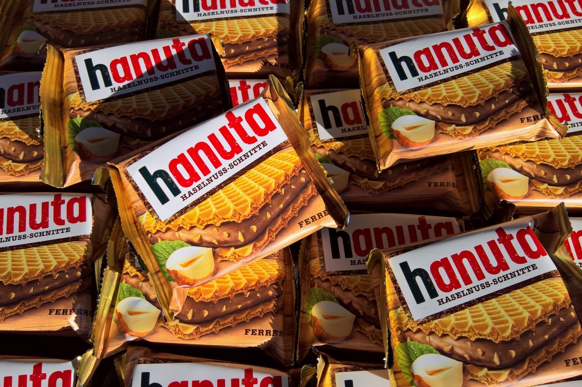 Hanuta ist ein Süsswarenprodukt der italienischen Firma Ferrero. Es besteht aus Kakaocreme mit Haselnussstückchen, eingebettet zwischen zwei Waffeln. Hanuta kam 1959 auf den deutschen Markt und ist al ...