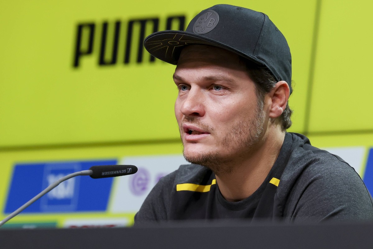 Germany, Dortmund, 18.12.2023, Trainingsgelaende Brakel, Borussia Dortmund - Pressekonferenz, Trainer Edin Terzic Borussia Dortmund answers the journalists questions Dortmund Trainingsgelaende Brakel  ...