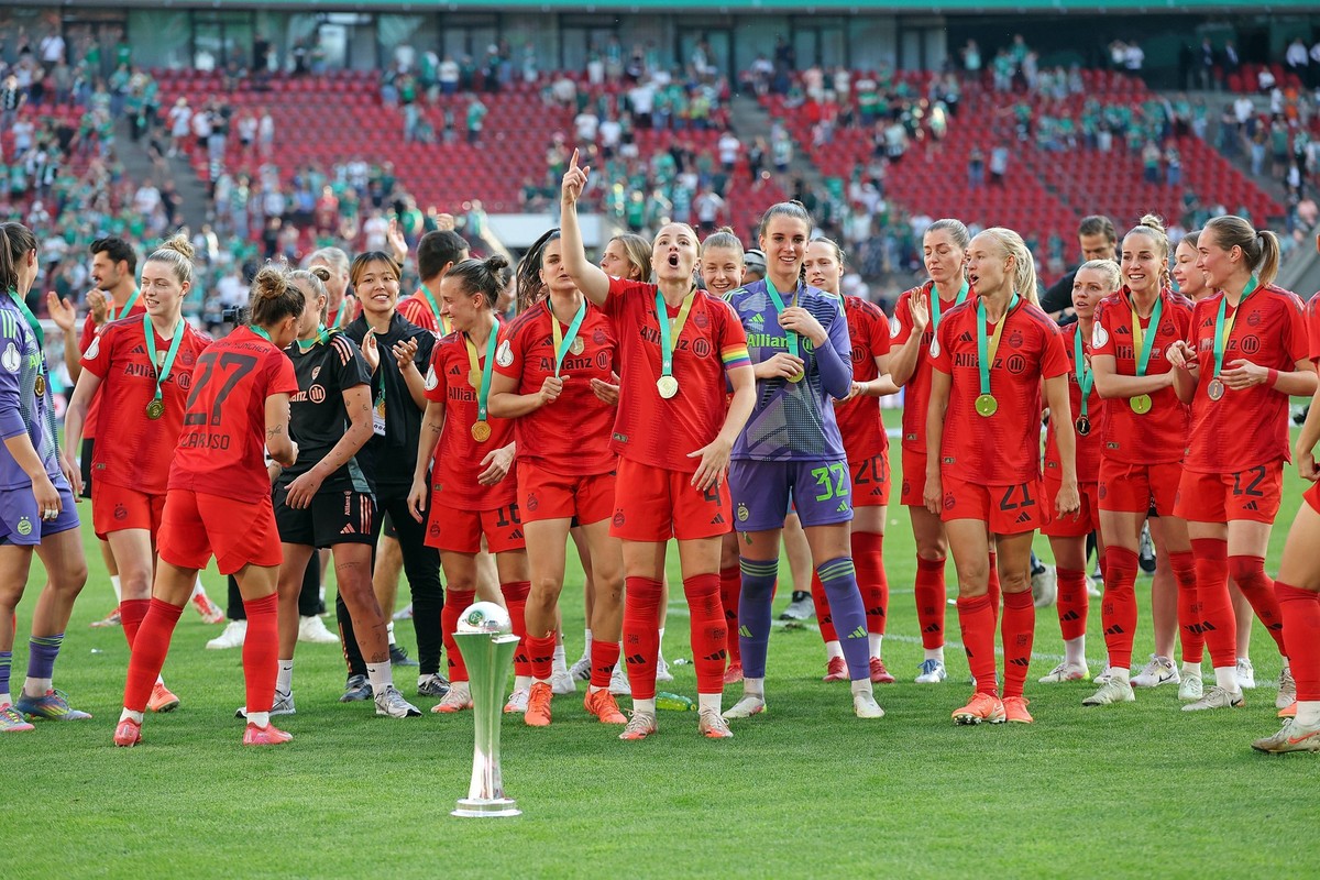 01.05.2025, xovx, Fu�ball Frauen DFB-Pokal Finale, FC Bayern M�nchen - SV Werder Bremen Die Spielerinnen des FC Bayern M�nchen feiern nach dem 4:2 Finalsieg gegen den SV Werder Bremen ausgelassen den  ...