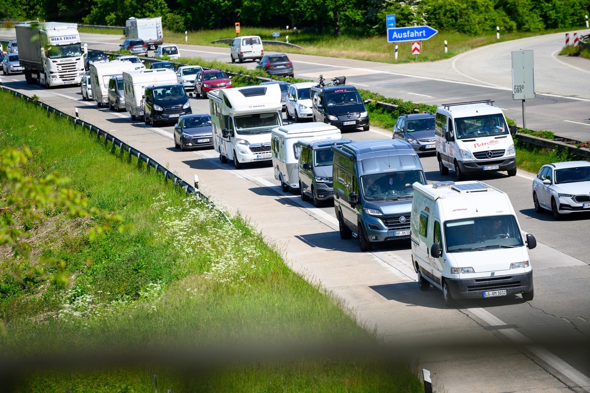 ARCHIV - 29.05.2023, Schleswig-Holstein, Ratekau: Häufig ist es die beste Variante, in den Stau hineinzufahren, statt ihn zu umfahren. (zu dpa: «Ferienende - wo der ADAC im Norden mit Staus rechnet»)  ...