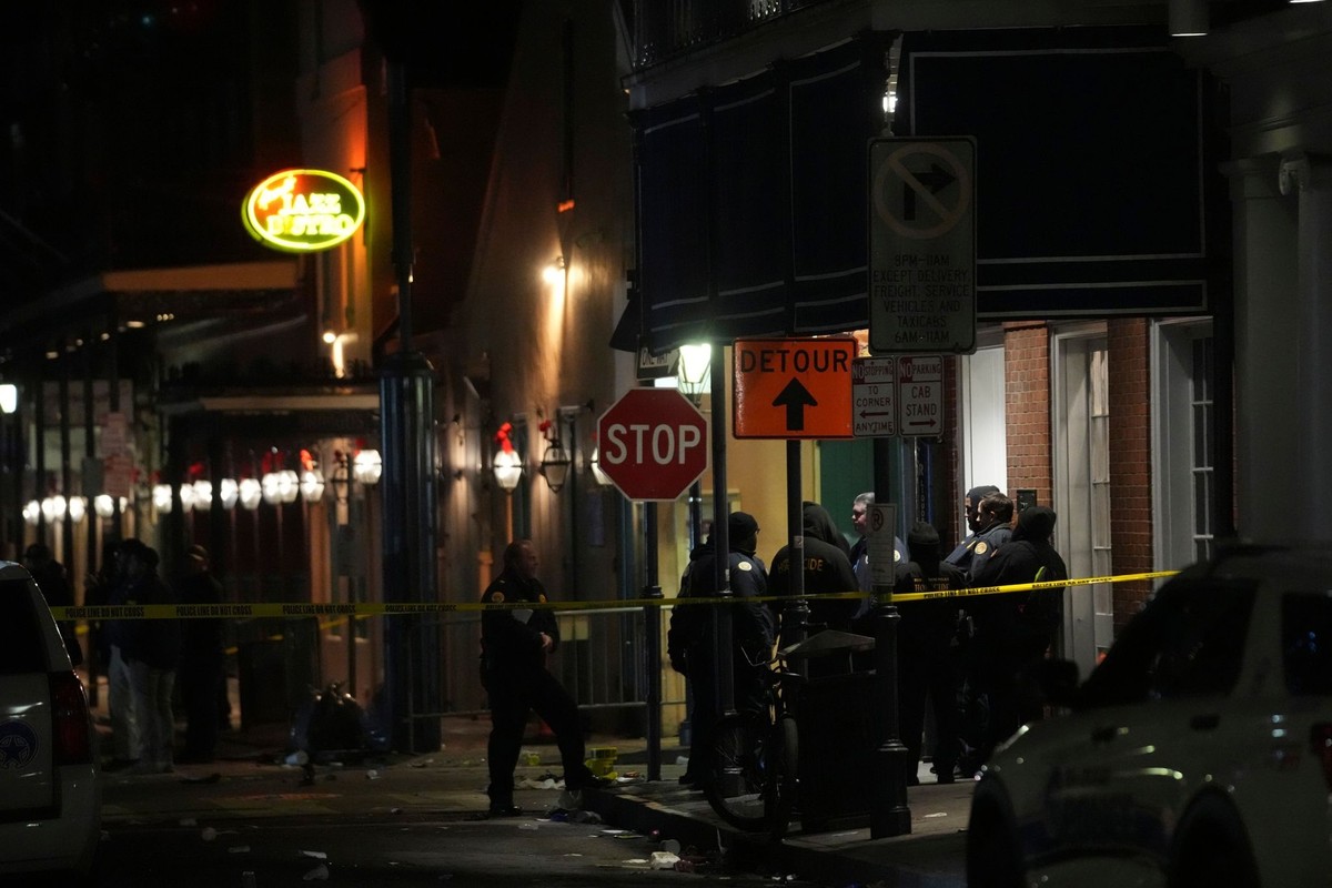 01.01.2025, USA, New Orleans: Rettungskräfte sind vor Ort, nachdem ein Fahrzeug in eine Menschenmenge auf der Canal und Bourbon Street gefahren ist Foto: Gerald Herbert/AP/dpa +++ dpa-Bildfunk +++