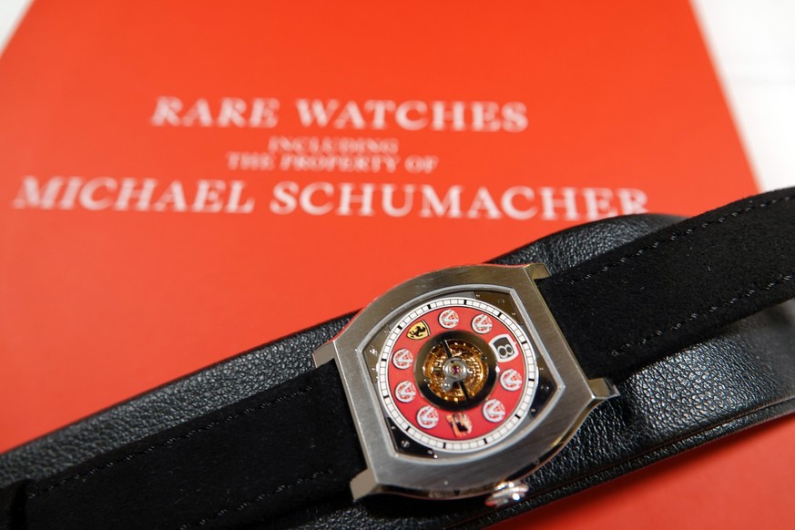 09.05.2024, Schweiz, Genf: Eine Uhr aus dem Besitz von Michael Schumacher auf dem Verkaufskatalog des Auktionshauses Christie&#039;s Schumacher hat Uhren gesammelt und besitzt seltene St�cke, die von  ...