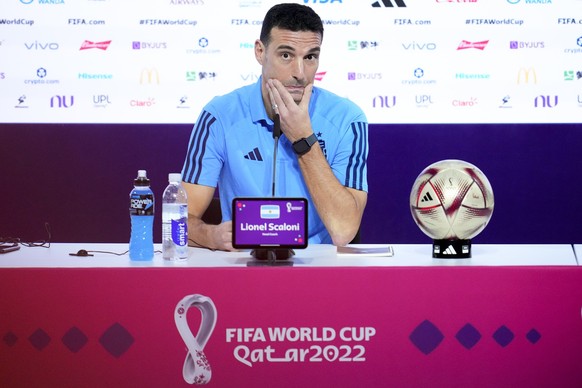 12.12.2022, Katar, Doha: Fußball, WM 2022 in Katar, Pressekonferenz Argentinien, Argentiniens Cheftrainer Lionel Scaloni nimmt an einer Pressekonferenz teil. Foto: Natacha Pisarenko/AP/dpa +++ dpa-Bil ...