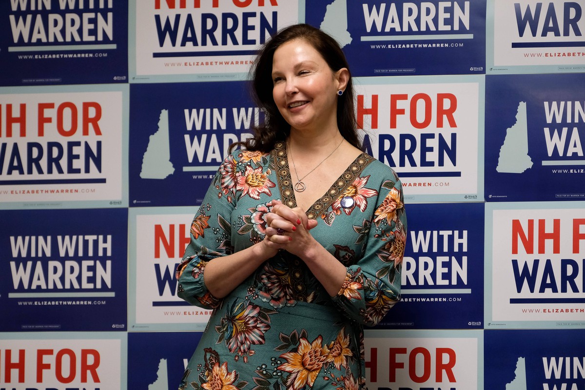 January 24, 2020, Lebanon, United States: Actress and activist Ashley Judd campaigns for Elizabeth Warren in Lebanon. Lebanon United States PUBLICATIONxINxGERxSUIxAUTxONLY - ZUMAs197 20200124zaas19715 ...