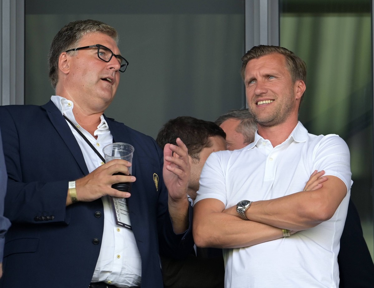 Vorstandsprecher CEO Axel Hellmann li. und. Vorstand Markus Kroesche Kr�sche Director of Sports fotografiert beim Fu�ball Testspiel Spiel Eintracht Frankfurt gegen den FSV. Frankfurt am 7.8..2024 in F ...