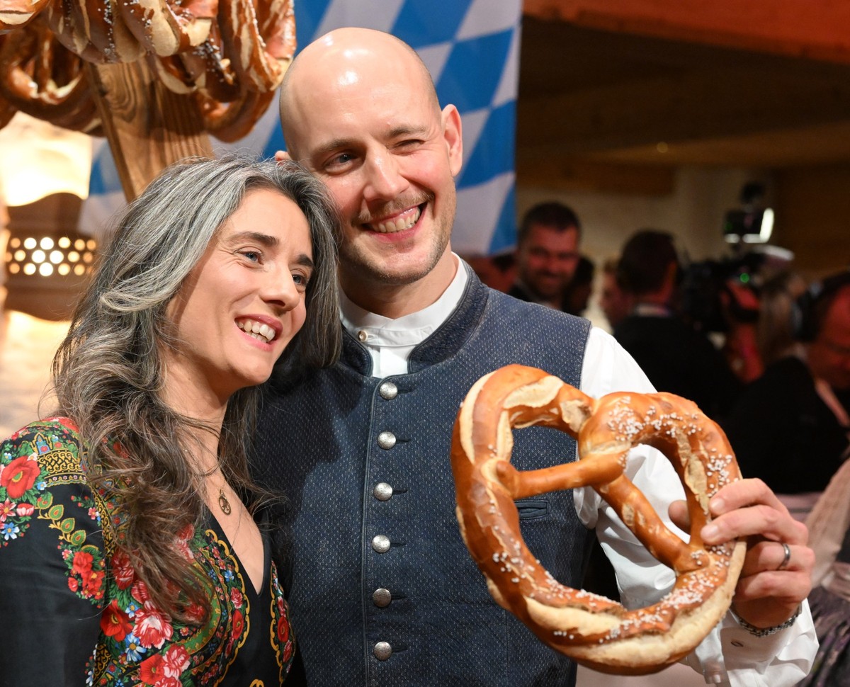 20.01.2023, Österreich, Going: Sänger und Moderator Oli P. mit Ehefrau Pauline bei der «30. Weißwurstparty» im Biohotel Stanglwirt. Foto: Barbara Gindl/APA/dpa +++ dpa-Bildfunk +++