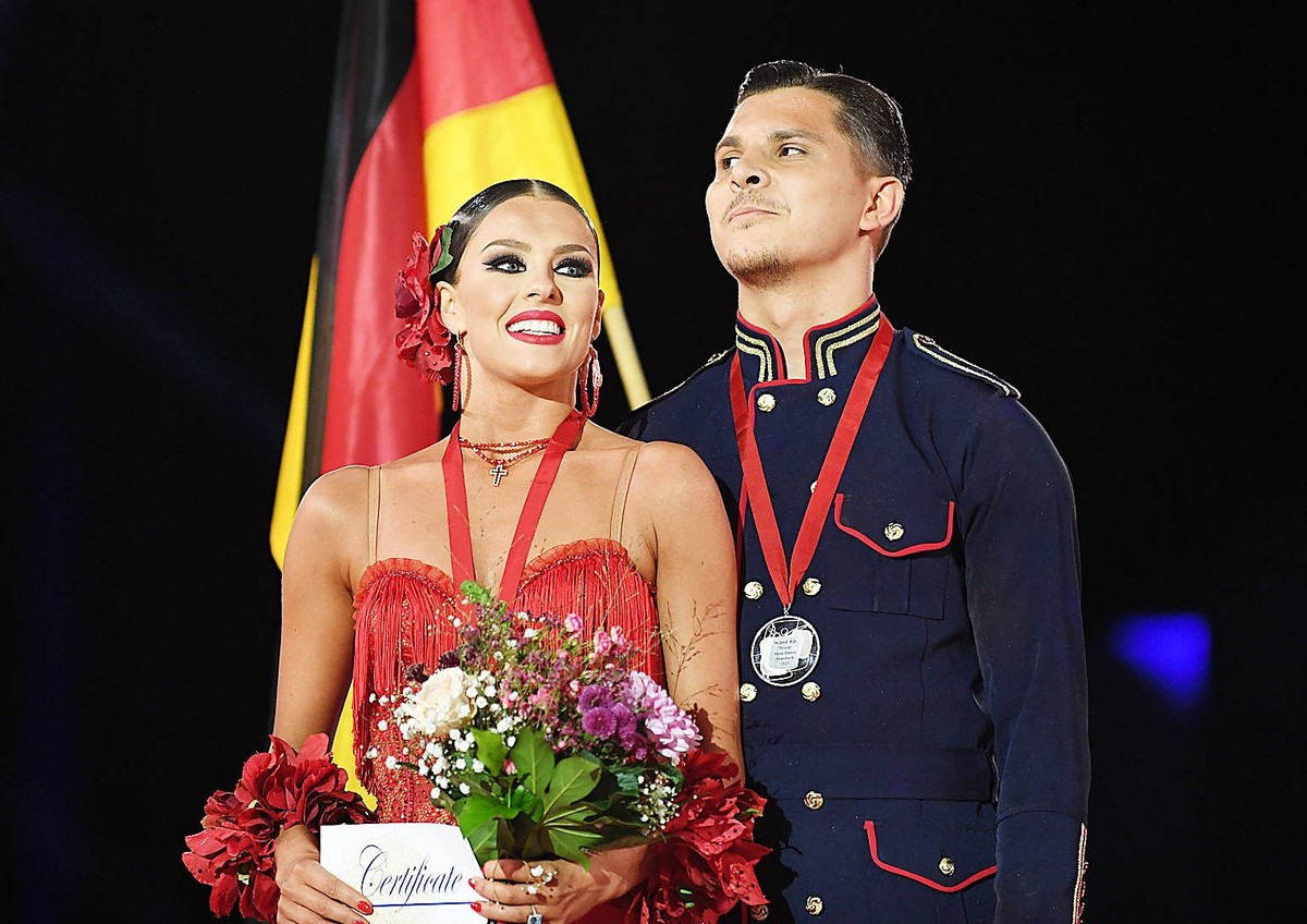 Tanz-Weltmeisterschaft Latein und Showdance Standard 2023 in Leipzig - WDSF PD World Championships 14.10.2023 Patricija Ionel links und Alexandru Ionel rechts bei der Siegerehrung bei der Tanz-WM in L ...