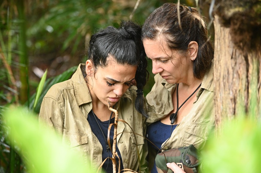 Elena Miras (l.) geht es gar nicht gut und wird von Danni Büchner zum Arzt begleitet.