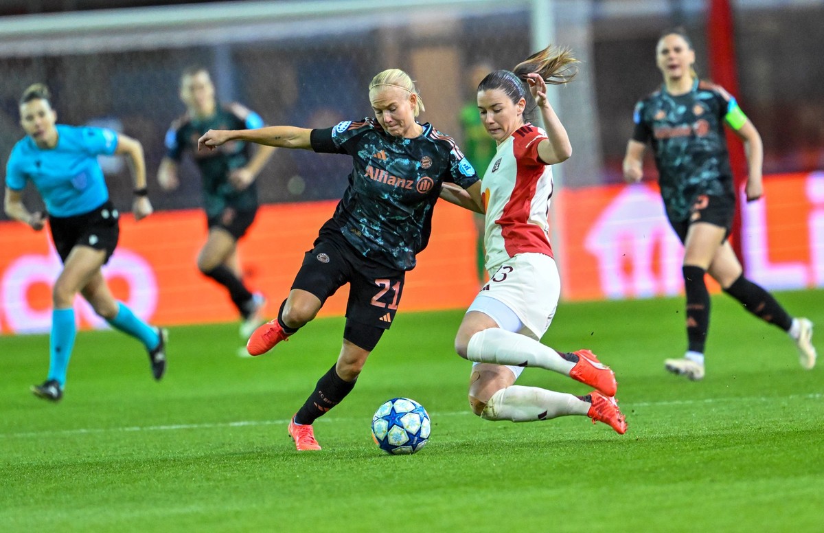18.03.2025, Bayern, München: Fußball, Frauen: Champions League, Bayern München - Olympique Lyon, K.o.-Runde, Viertelfinale, Hinspiele. Pernille Harder (l) vom FC Bayern München und Damaris Egurrola vo ...