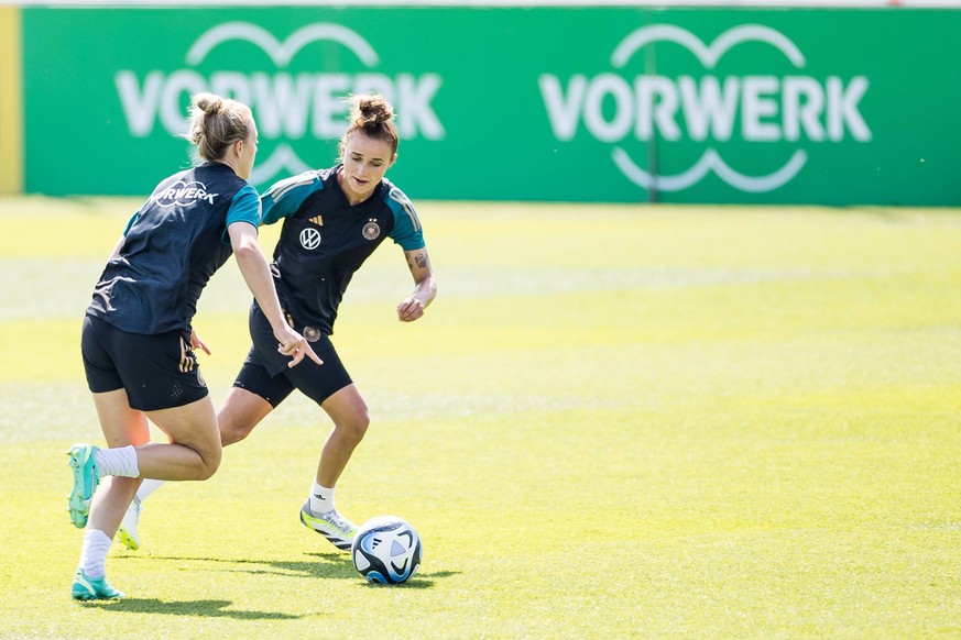 Trainingseinheit DFB Frauen 26.06.2023 Zweikampf Carolin Simon Deutschland, 2, Lina Magull Deutschland, 20 Trainingseinheit DFB Frauen, Herzogenaurach, adidas Homeground *** Training session DFB women ...