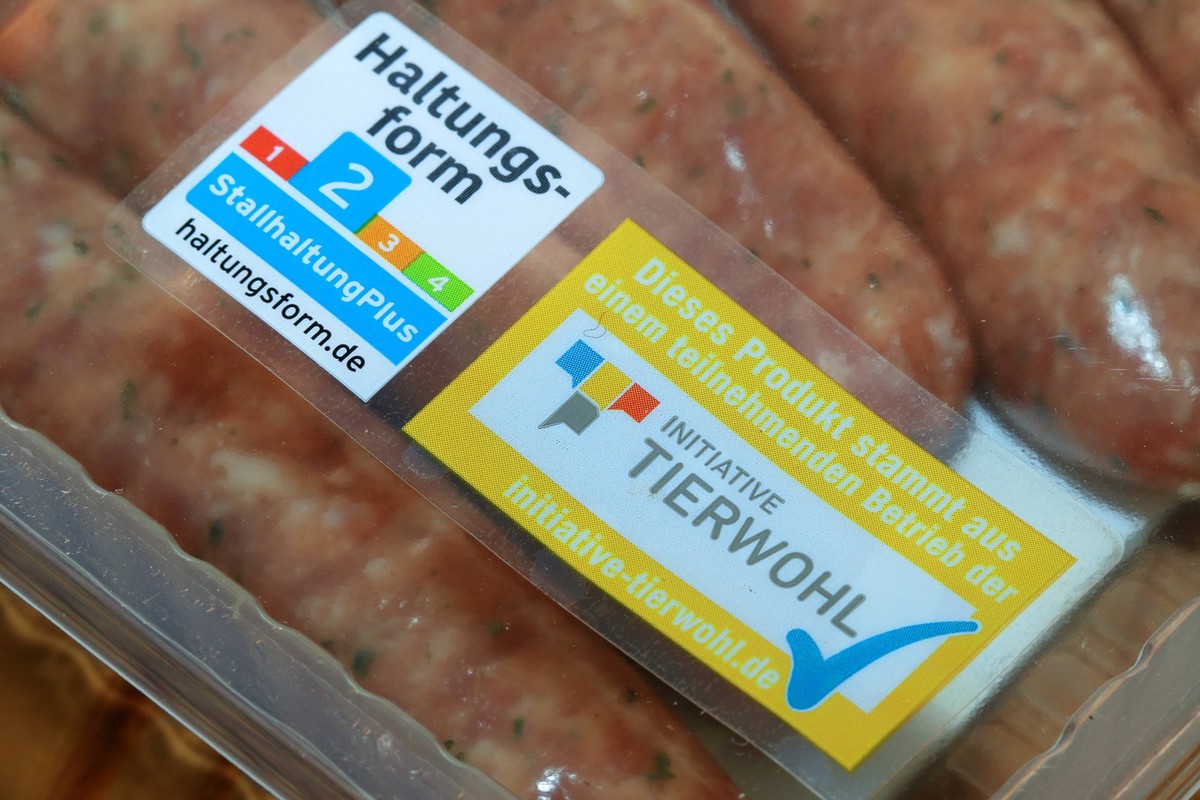Fleisch als Lebensmittel Das Logo der Initiative Tierwohl mit der Kennzeichnung 2 für Haltungsform Stall Plus