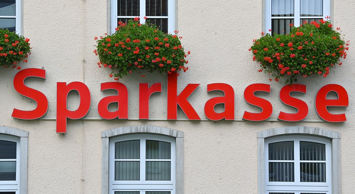 ARCHIV - 07.10.2020, Brandenburg, Strausberg: Der Schriftzug «Sparkasse» hängt an einer Fassade. (zu dpa: «Verdächtiger nach Millionen-Coup in Strausberg gefasst») Foto: Patrick Pleul/dpa-Zentralbild/ ...