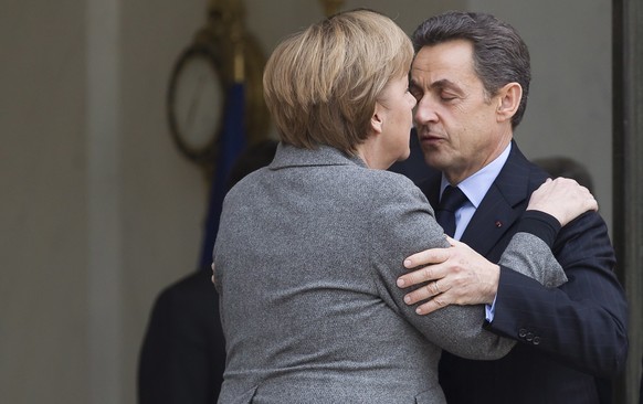 epa03094586 French President Nicolas Sarkozy (R) bids farewell to German Chancellor Angela Merkel (L) as she leaves the Elysee Palace after a Franco-German cabinet meeting in Paris, France, 06 January ...
