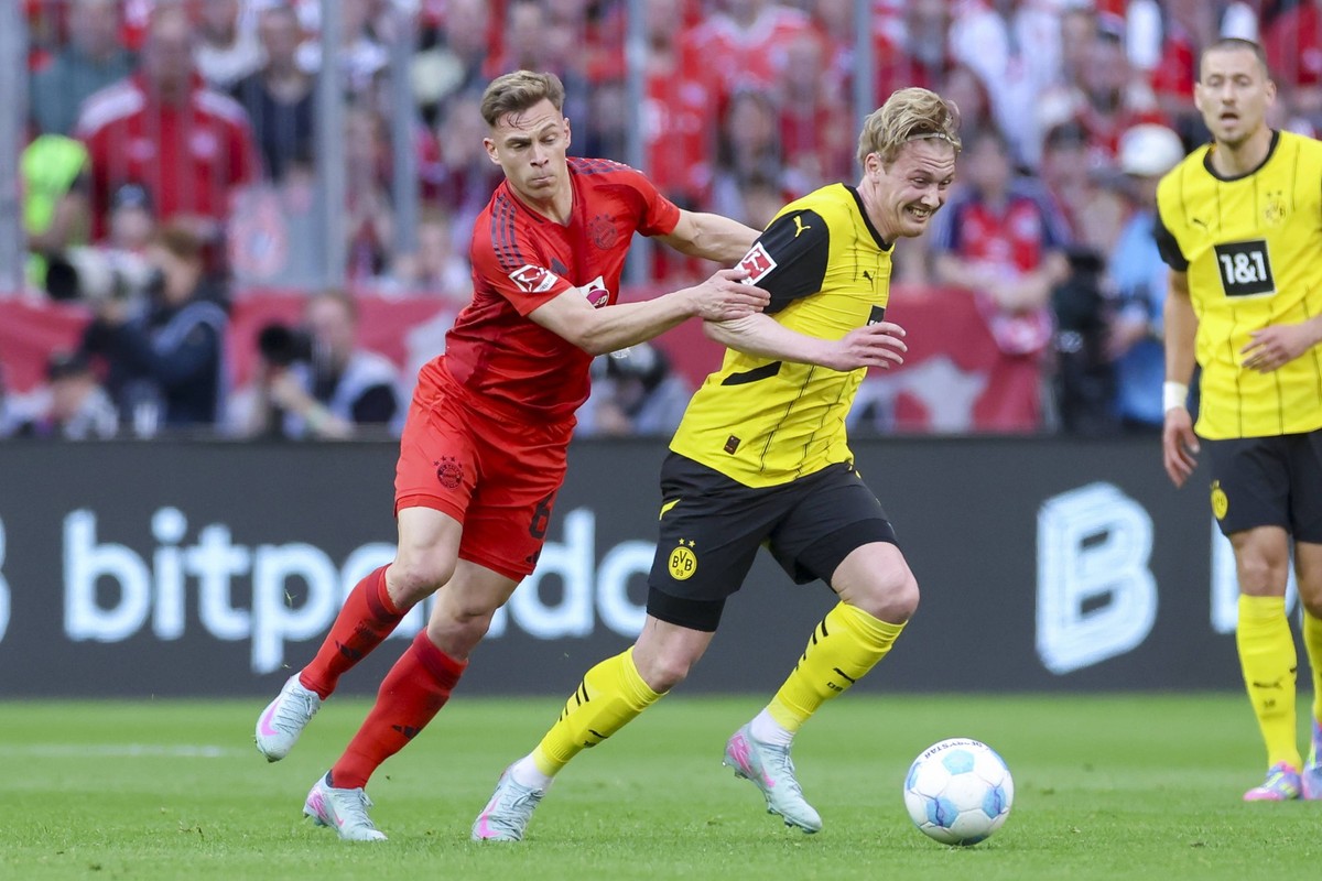 Joshua Kimmich FC Bayern Muenchen und Julian Brandt Borussia Dortmund kaempfen um den Ball, Bundesliga, FC Bayern M�nchen v Borussia Dortmund, Allianz Arena am 12. April 2025 in M�nchen, Deutschland. ...