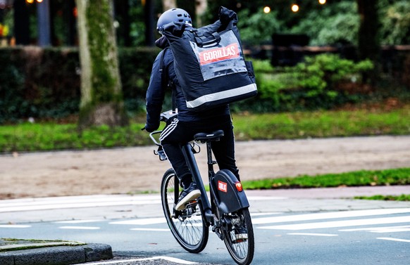 In immer mehr Großstädten sind Fahrradkuriere von "Gorillas" oder "flink" unterwegs und liefern Lebensmittel aus.