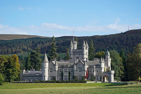 ARCHIV - 01.10.2021, Großbritannien, Aberdeen: Balmoral Castle, einer der Residenzen der königlichen Familie, in der Königin Elizabeth II. traditionell die Sommermonate verbrachte und starb. Zwar gehö ...