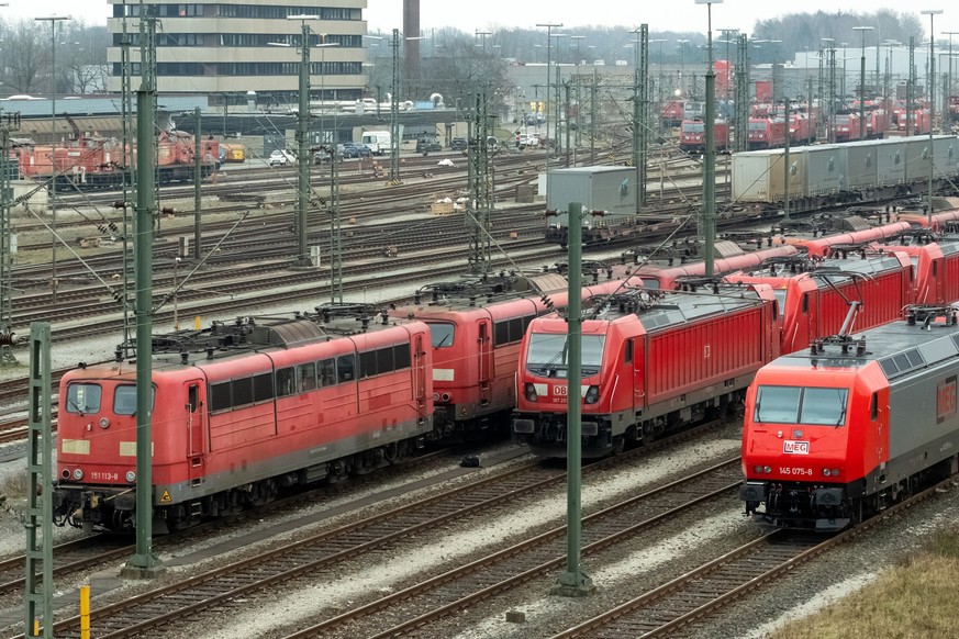 11.03.2024, Niedersachsen, Maschen: Lokomotiven stehen auf dem Gel