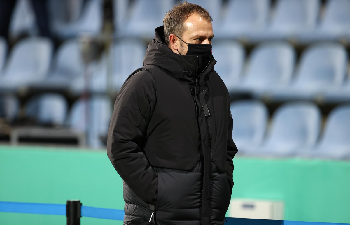 13.01.2021, Schleswig-Holstein, Kiel: Fu�ball: DFB-Pokal, Holstein Kiel - Bayern M�nchen, 2. Runde im Holstein-Stadion. Trainer Hansi Flick von M�nchen steht vor dem Spiel auf dem Spielfeld. WICHTIGER ...