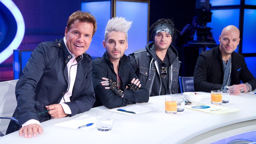 Die Jury-Mitglieder, Musikproduzent Dieter Bohlen (l-r), Bill Kaulitz und Tom Kaulitz von der Band Tokio Hotel und der Sänger Mateo, posieren am 05.10.2012 in Berlin bei einem Fototermin für die RTL-C ...