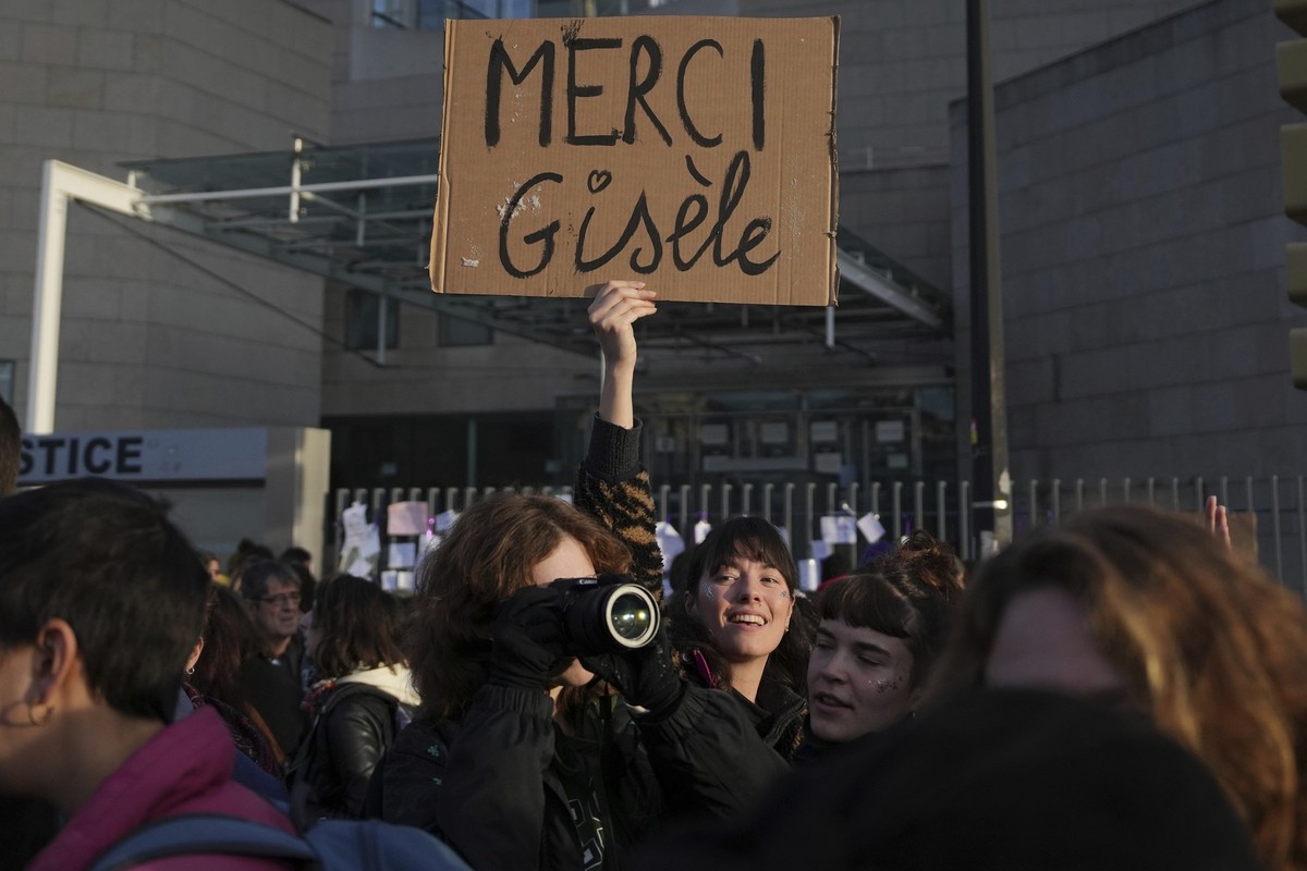 A woman holds a placard "Thank you Gisele" outside the Palace of Justice during a women's rights demonstration, Saturday, Dec. 14, 2024 in Avignon, southern France, where the trial of d ...