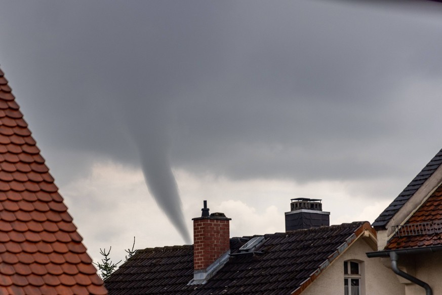 News Bilder des Tages Trichterwolke 04.08.2021, Oberursel Hessen: Eine Trichterwolke Funnelcloud ist bei einem Regenschauer am Himmel über der Stadt zu sehen. Von einem Tornado spricht man, wenn die R ...