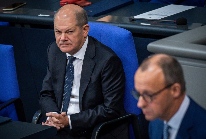 23.11.2022, Berlin: Bundeskanzler Olaf Scholz (SPD) beobachtet Friedrich Merz, CDU Bundesvorsitzender, im Bundestag in der Generaldebatte der Haushaltswoche. Foto: Michael Kappeler/dpa +++ dpa-Bildfun ...