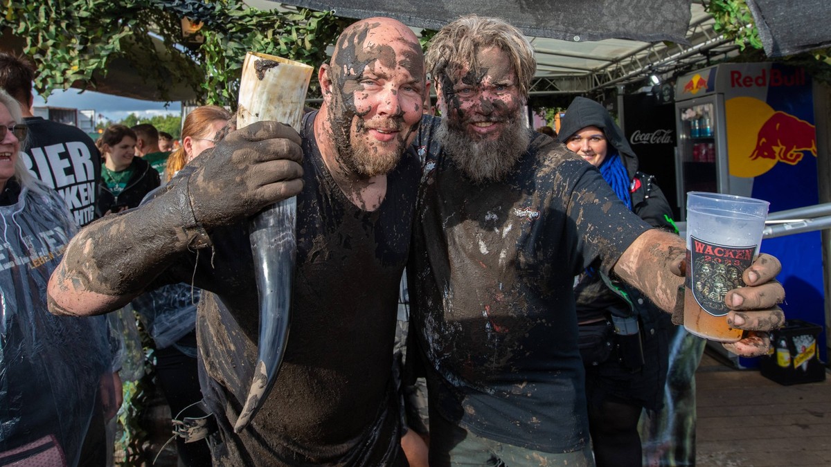 Wacken 2025: Fotos zeigen Schlamm-Chaos direkt vor der Hauptbühne