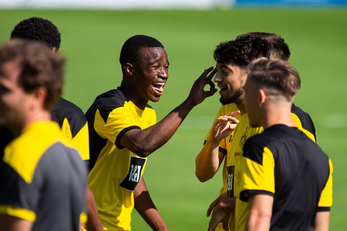 Fußball: Saison 2020/2021, Trainingslager von Borussia Dortmund am 11.08.2020 in Bad Ragaz Schweiz. v.l. Youssoufa Moukoko , Immanuel Pherai *** Soccer season 2020 2021, training camp of Borussia Dort ...