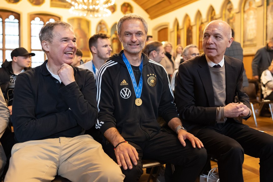 04.12.2023, Hessen, Frankfurt/Main: Fußball: Empfang für U17-Fußballer nach der WM im Frankfurter Römer. DFB-Geschäftsführer Sport Andreas Rettig, Trainer Christian Wück und DFB-Präsident Bernd Neuend ...