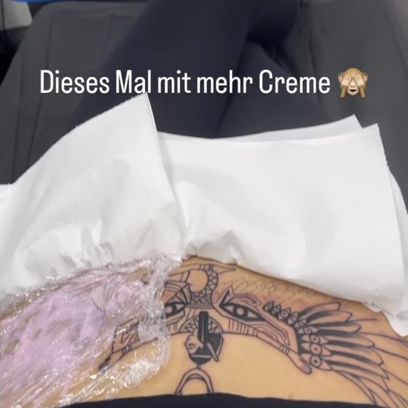 Iris Klein lässt sich ein großes Motiv als Tattoo stechen.