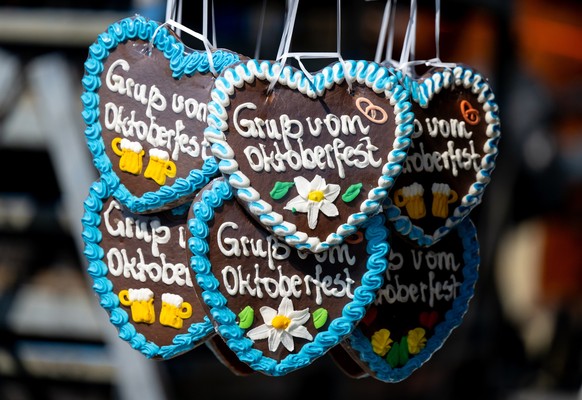 11.09.2023, Bayern, M�nchen: Lebkuchenherzen mit der Aufschrift &quot;Gru� vom Oktoberfest&quot; h�ngen auf der Theresienwiese, dem Oktoberfestgel�nde, an einem Stand. Die 188. Wiesn findet dieses Jah ...