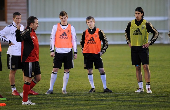 Hansi Flick (2.v.l.) und Toni Kroos (M.) 2010 bei der Nationalmannschaft