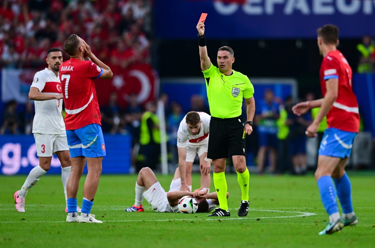 dpatopbilder - 26.06.2024, Hamburg: Fu�ball, UEFA Euro 2024, EM, Tschechien - T�rkei, Vorrunde, Gruppe F, Spieltag 3, Volksparkstadion Hamburg, Schiedsrichter Istvan Kovacs aus Rum�nien zeigt Tschechi ...