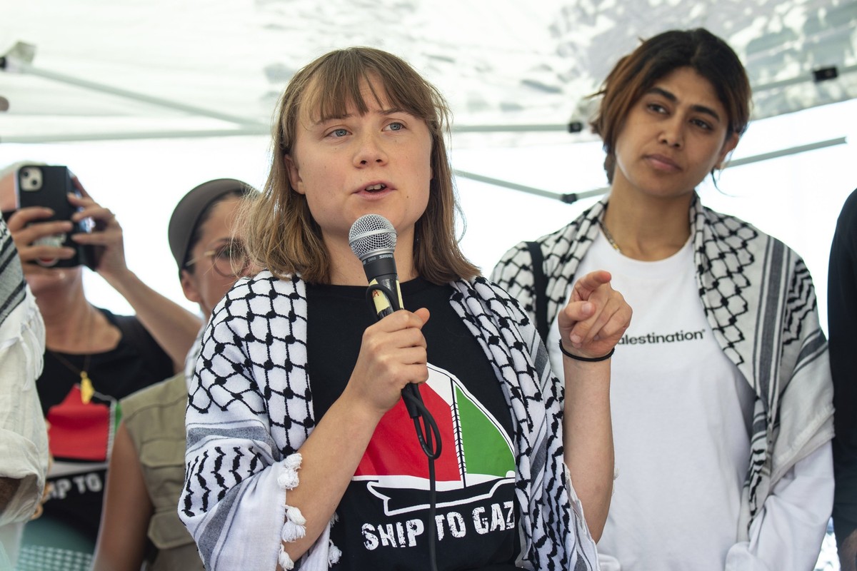 ARCHIV - 01.06.2025, Italien, Catania: Die Klimaaktivistin Greta Thunberg und andere Aktivisten einer Menschenrechtsorganisation treffen sich vor ihrer Abreise in den Nahen Osten mit Journalisten in C ...
