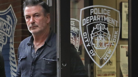 ARCHIV - 02.11.2018, USA, New York: US-Schauspieler Alec Baldwin verlässt das 10. Revier der New Yorker Polizei. Tragischer Vorfall bei Filmarbeiten in den USA: Hollywood-Star Alec Baldwin hat beim Dr ...