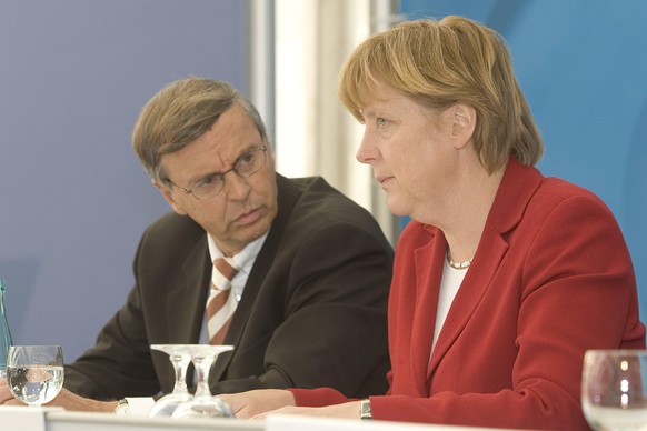 Bildnummer: 52011072 Datum: 18.05.2005 Copyright: imago/McPHOTO/Luhr
Angela Merkel (GER/CDU/Parteivorsitzende und Fraktionsvorsitzende im Bundestag) und Wolfgang Bosbach (GER/CDU/Stellvertretender Fra ...