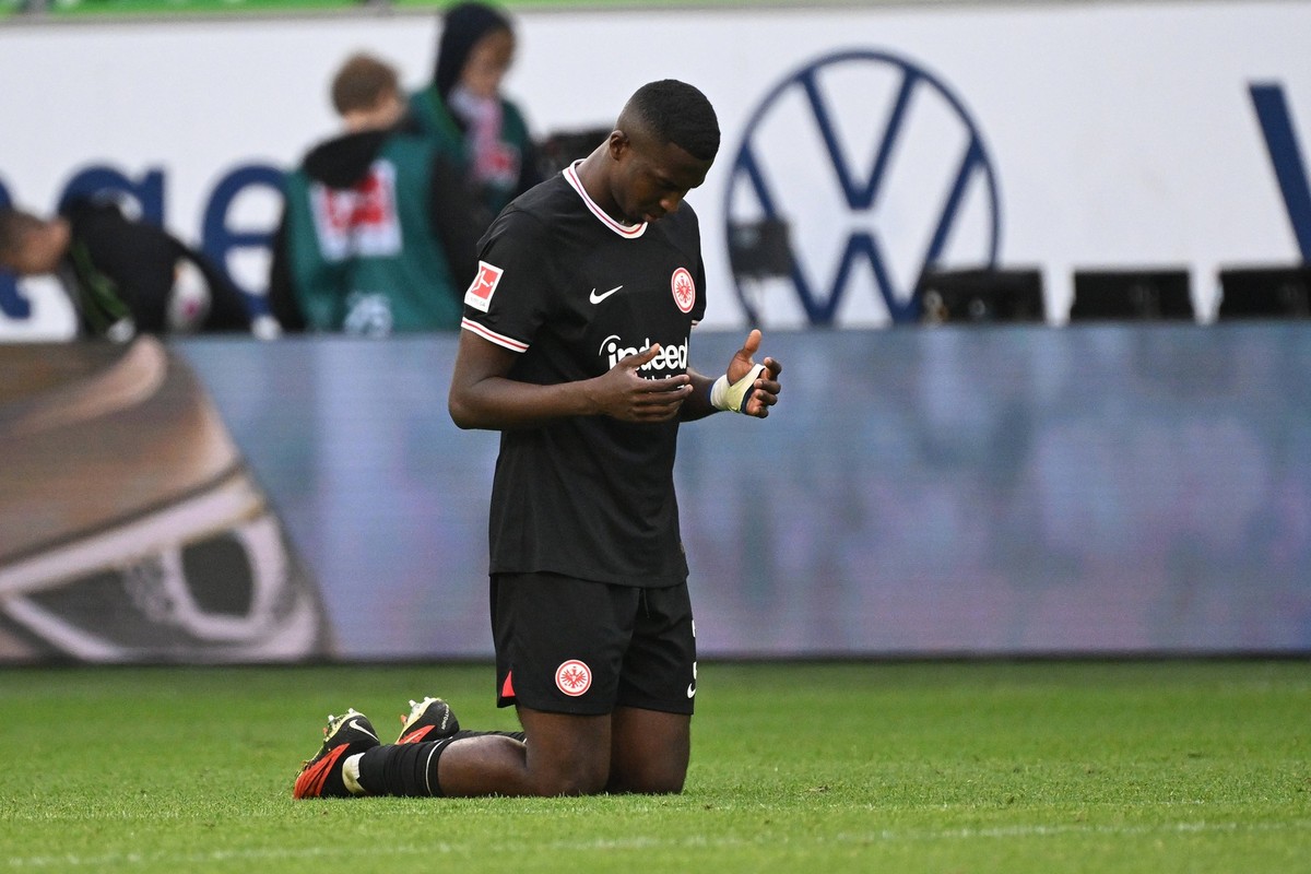 30.09.2023, xjhx, Fussball 1.Bundesliga, VfL Wolfsburg - Eintracht Frankfurt emspor, v.l. Willian Pacho of Eintracht Frankfurt betet Entt�uscht enttaeuscht traurig frustriert DFL/DFB REGULATIONS PROHI ...