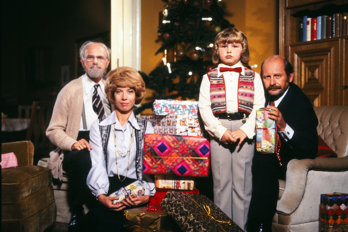 WDR Fernsehen WEIHNACHTEN BEI HOPPENSTEDTS, am Donnerstag (24.12.20) um 23:05 Uhr.
Weihnachten bei Hoppenstedts, unterm Tannenbaum
(v.l.n.r.)
Bernhard-Viktor Christoph-Carl von Bülow, Vicco von Bülow ...