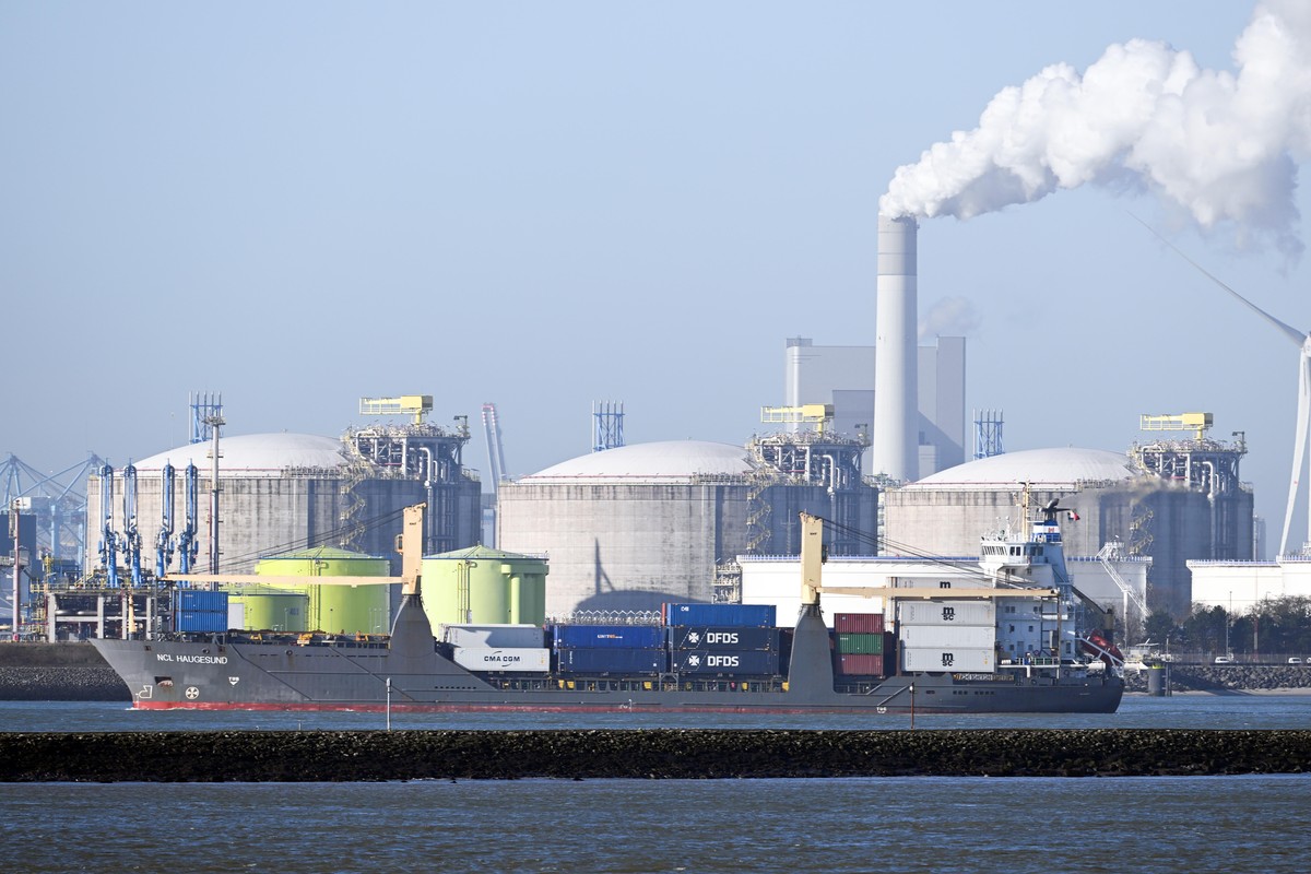 Schiffe fahren vor Lagertanks im LNG-Terminal in den Hafen von Rotterdam. Flüssigerdgas wird mit minus 162 Grad tiefgekühlt, flüssig per Schiff transportiert, angelandet, erwärmt, «regasifiziert» und  ...