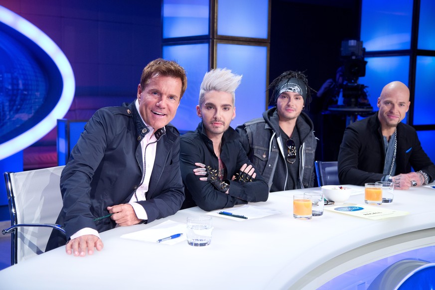 Die Jury-Mitglieder, Musikproduzent Dieter Bohlen (l-r), Bill Kaulitz und Tom Kaulitz von der Band Tokio Hotel und der Sänger Mateo, posieren am 05.10.2012 in Berlin bei einem Fototermin für die RTL-C ...