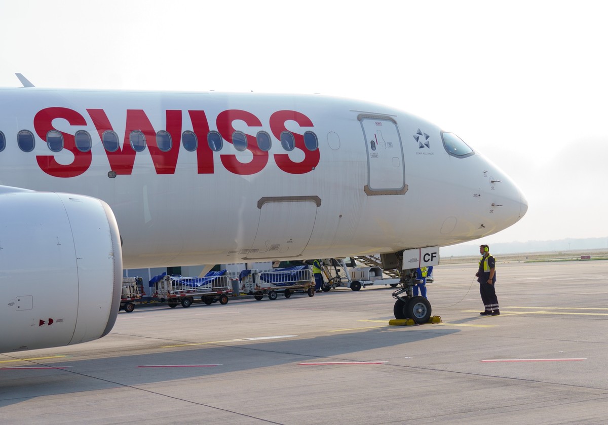 ARCHIV - 18.09.2021, Hessen, Frankfurt/Main: Eine Swiss-Maschine steht auf dem Vorfeld. Die Schweizer Lufthansa-Tochter Swiss will nach eigenen Angaben als erste Fluggesellschaft der Welt Solartreibst ...