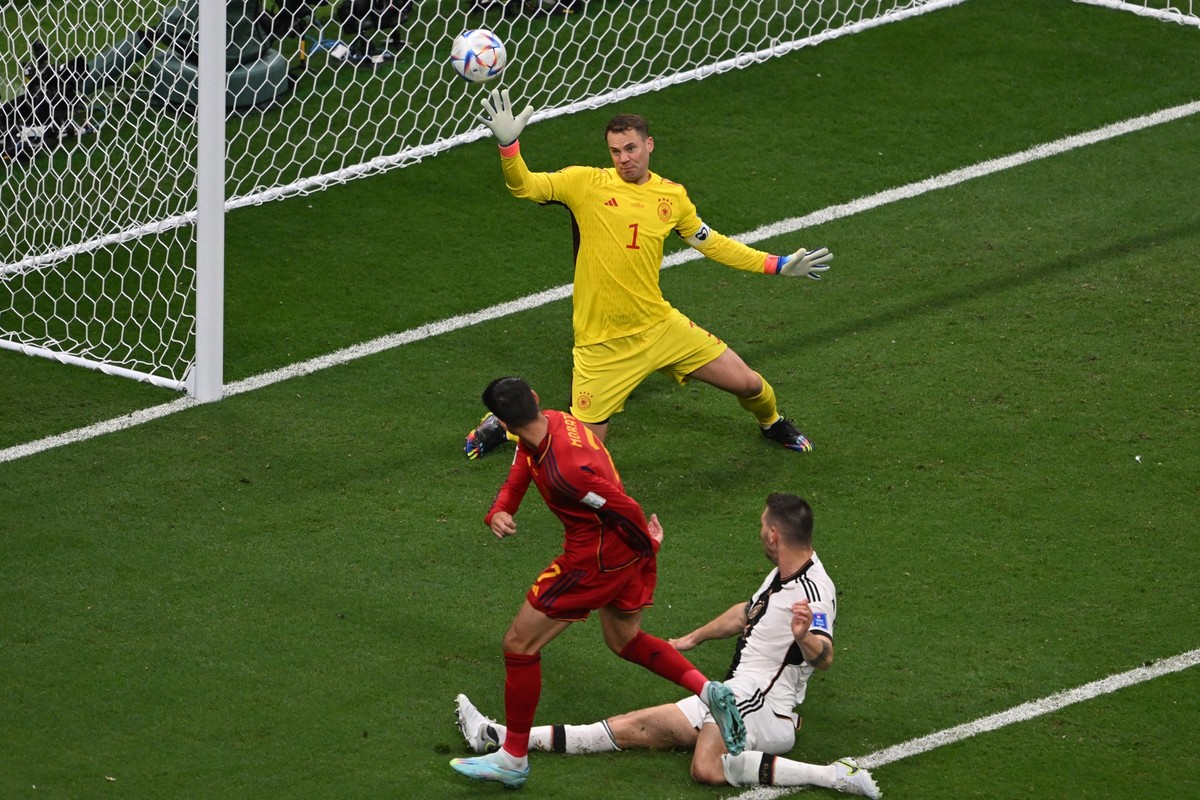 27.11.2022, Katar, Al-Chaur: Fu�ball, WM 2022 in Katar, Spanien - Deutschland, Vorrunde, Gruppe E, Spieltag 2, im Al-Bait Stadion in Al-Chaur, Spaniens Alvaro Morata trifft gegen Deutschlands Niklas S ...