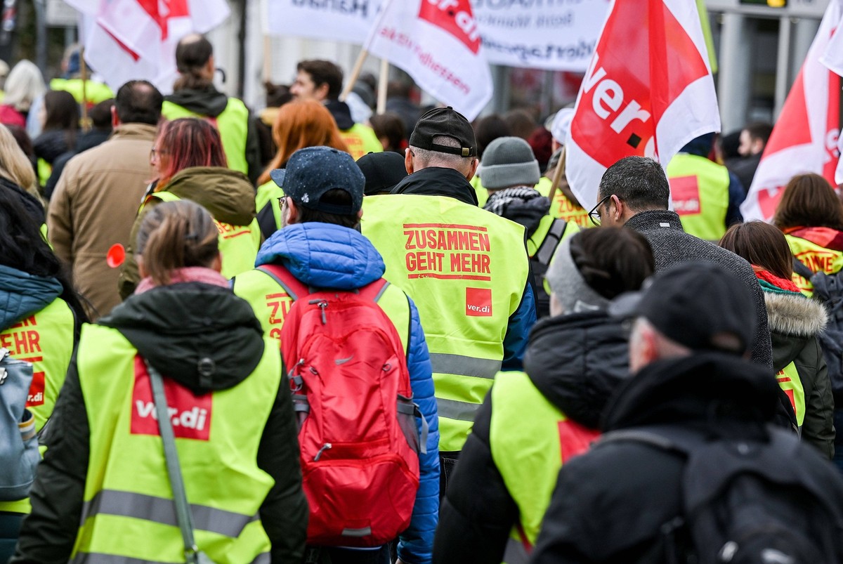 23.03.2023, xpsx, Lokal Hanau Streik Öffentlicher Dienst v.l., Hanau Hessen Deutschland DEU Kurt Schumacher Platz *** 23 03 2023, xpsx, local Hanau strike public service v l , Hanau Hesse Germany DEU ...