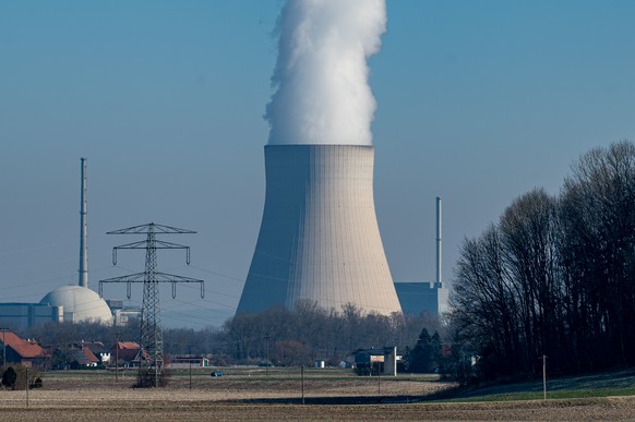 ARCHIV - 03.03.2022, Bayern, Essenbach: Wasserdampf steigt aus dem K�hlturm vom Atomkraftwerk (AKW) Isar 2. Gedrosselte Gaslieferungen und Sorge um Energie-Engp�sse: Die Folgen des Ukraine-Kriegs heiz ...