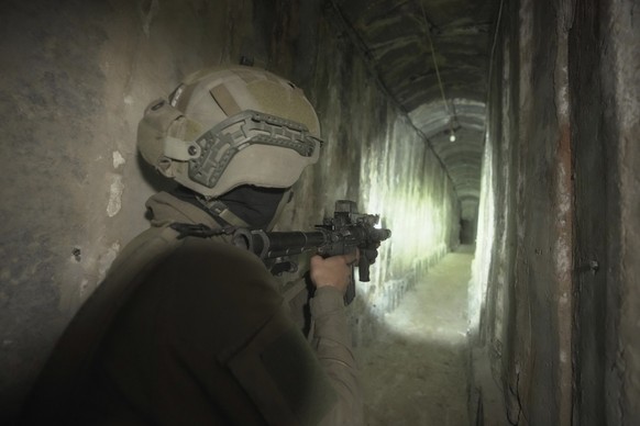 dpatopbilder - 22.11.2023, Palästinensische Gebiete, Gaza-Stadt: Israelische Soldaten zeigen den Medien einen unterirdischen Tunnel, der unter dem Schifa-Krankenhaus in Gaza-Stadt gefunden wurde. Isra ...